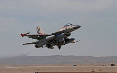 Un jet F-16 des forces aériennes israéliennes (Crédit : Ofer Zidon/Flash90)