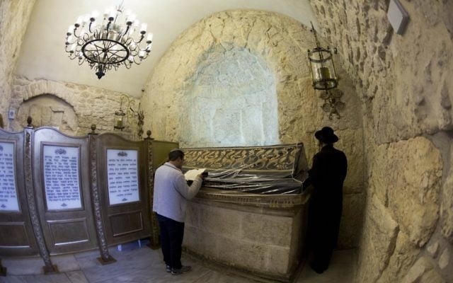 Des juifs prient sur la tombe du roi David près de la porte de Sion de la vieille ville, janvier 2014. (Crédit : Yonatan Sindel/Flash90)