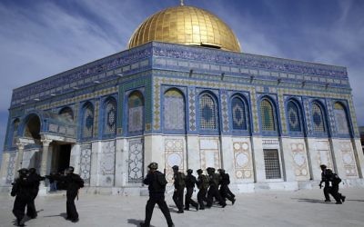 La police israélienne déployée au Dôme du Rocher lors des émeutes qui ont suivi le débat à la Knesset sur la souveraineté israélienne sur le mont du Temple (Crédit : Sliman Khader/Flash90)