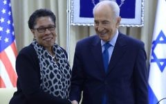 Le président israélien Shimon Peres et la représentante américaine Marcia Fudge, présidente du Caucus noir du Congrès américain, à la résidence du président à Jérusalem. 18 février 2014 (Crédit : Mark Neyman/GPO/Flash90)