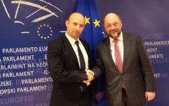 Le ministre des Finances et président du parti Habayit Hayehudi, Naftali Bennett, rencontre le président du parlement europeen, Martin Schulz. (Crédit : Flash 90)