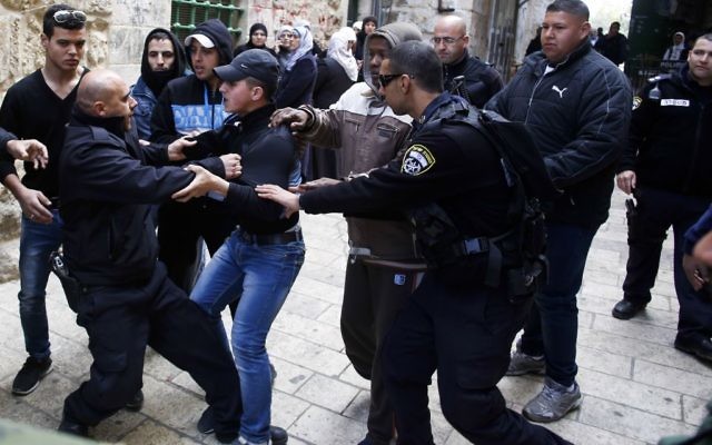 Des officiers de la police des frontières israélienne se battent avec un Palestinien à l’extérieur du Mont du Temple , 25 février 2014 (Crédit : SLiman Khader/Flash90) Des officiers de la police des frontières israélienne se battent avec un Palestinien à l’extérieur du Mont du Temple , 25 février 2014 (Crédit : SLiman Khader/Flash90)