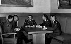 Le dirigeant de la Gestapo Heinrich Muller, le SS-Obergruppenführer Reinhard Heydrich, le Reichsführer-SS Heirich Himmler, le dirigeant de la police criminelle allemande Arthur Nebe et le chef de la police d'État et de la Gestapo à Vienne Franz Joseph Huber, se réunissent à Munich, Allemagne, en novembre 1939 (Crédit : Archives fédérales allemandes/Wikimedia commons)