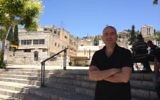 Une vue de Nazareth derrière le réalisateur Hany Abu-Assad (Crédit : Jessica Steinberg/Times of Israel)