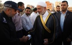 Ismael Haniyeh, au milieu d'une foule, à Gaza (Crédit : Flash 90)