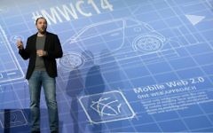 Jan Koum, cofondateur de Whats App, lors d'un congrès à Barcelone (Crédit : LLUIS GENE/AFP)
