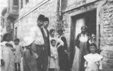 Des juifs de Thessalonique, en Grèce, en 1917. (Crédit : Wikimedia commons)