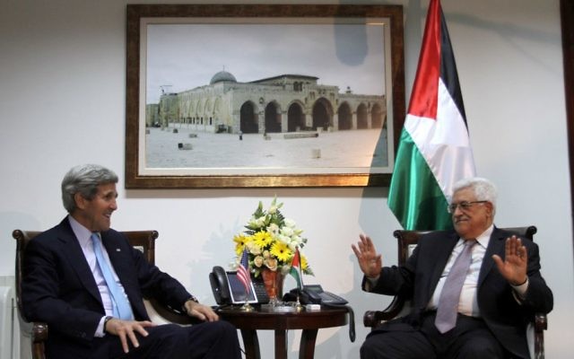 John Kerry et Mahmoud Abbas à Ramallah (Crédit : Issam Rimawi/Flash90)