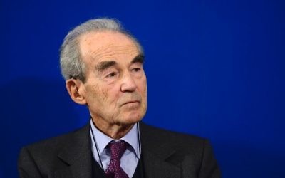 Robert Badinter, à Paris, le 25 novembre 2013. (Crédit : Eric Feferberg/AFP)