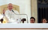 Le pape rencontre des jeunes couples à l'occasion de la Saint-Valentin, le 14 février 2014, place Saint-Pierre au Vatican (Crédit : AFP/Gabriel Bouys)