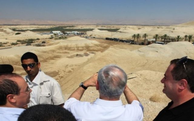 Le Premier ministre Benjamin Netanyahu scrutant le pont Allenby qui permet de franchir le Jourdain, séparant la Cisjordanie et le royaume Hachémite (Crédit : Kobi Gideon/Flash 90) Le Premier ministre Benjamin Netanyahu scrutant le pont Allenby qui permet de franchir le Jourdain, séparant la Cisjordanie et le royaume Hachémite (Crédit : Kobi Gideon/Flash 90)