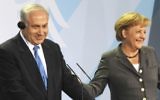 Le Premier ministre Benjamin Netanyahu et la chancelière allemande Angela Merkel (Crédit : Moshe Milner/GPO/Flash90)