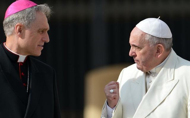 Le pape François s'entretient avec l'archevêque allemand Georg Ganswein après son audience générale hebdomadaire au Vatican, le 12 février 2014 (Crédit : AFP/Vincenzo Pinto) Le pape François s'entretient avec l'archevêque allemand Georg Ganswein après son audience générale hebdomadaire au Vatican, le 12 février 2014 (Crédit : AFP/Vincenzo Pinto)