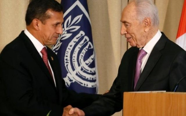 Le président israélien Shimon Peres et le président péruvien Humala (Crédit : AFP/AFP Gali Tibbon)