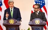 Le secrétaire d'État américain, John Kerry, et le ministre indonésien des Affaires étrangères Marty Natalegawa, lors d'une conférence de presse le 17 février 2014 à Jakarta (Crédit : Pool/AFP Evan Vucci)