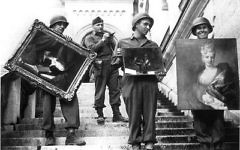 L'officier James Rorimer supervise une équipe de soldats américains faisant partie du Programme des monuments, œuvres d'art et archives (MFAA), ou "Monuments men", qui récupèrent des tableaux pillés du château de Neuschwanstein en Allemagne pendant la Seconde Guerre mondiale. (Crédit : domaine publique/archives nationales américaines/photographe inconnu)