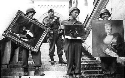 L'officier James Rorimer supervise une équipe de soldats américains faisant partie du Programme des monuments, œuvres d'art et archives (MFAA), ou "Monuments men", qui récupèrent des tableaux pillés du château de Neuschwanstein en Allemagne pendant la Seconde Guerre mondiale. (Crédit : domaine publique/archives nationales américaines/photographe inconnu)