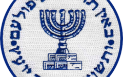 Le sceau du Mossad "Quand la prudence fait défaut le peuple tombe, le salut est dans le grand nombre des conseillers", extrait des Proverbes 11:14. (Crédit : Wikicommons)