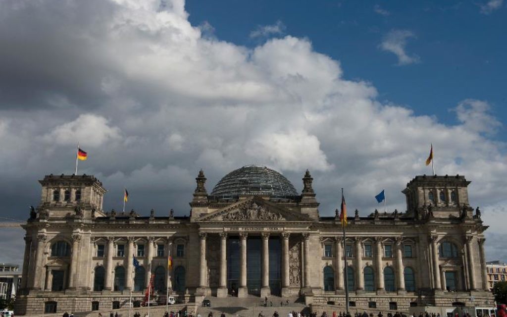 Ébranlée par la révélation de la découverte d'un "trésor nazi", l'Allemagne souhaite se doter d'une loi facilitant la restitution d’œuvres d'art volées sous le IIIème Reich pour que justice soit rendue, presque 70 ans après la fin de la guerre. (Crédit : AFP/Archives John Macdougall) Ébranlée par la révélation de la découverte d'un "trésor nazi", l'Allemagne souhaite se doter d'une loi facilitant la restitution d’œuvres d'art volées sous le IIIème Reich pour que justice soit rendue, presque 70 ans après la fin de la guerre. (Crédit : AFP/Archives John Macdougall)