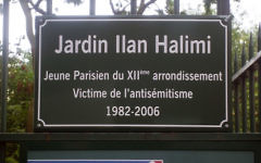 Plaque du jardin Ilan-Halimi, dans le 12e arrondissement de Paris. La plaque est fixée aux grilles, à l'entrée du 54 rue de Fécamp et son texte est le suivant : « Jardin Ilan Halimi / Jeune Parisien du XIIe arrondissement / Victime de l'antisémitisme / 1982-2006 » (Crédit : Poulpy/Wikimedia commons/CC.SY.BA 3.0)