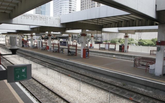 Quai d'une gare israélienne. Illustration. (Crédit : Roni Schutzer/Flash90)