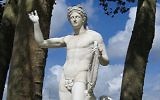 Statue d'Apollon, dans la demi-lune du bassin d'Apollon du Parc de Versailles. (Crédit : CC BY Urban/Wikipedia)