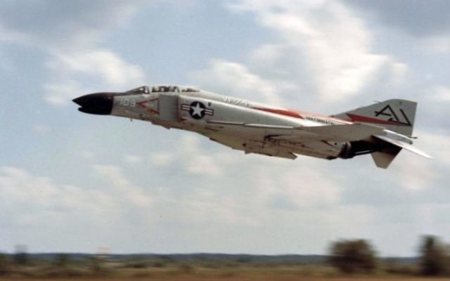Un avion F-4 Phantom au décollage (Crédit : Armée américaine)