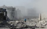 Un homme parmi les ruines après un bombardement sur la ville d'Alep, le 31 janvier 2014. (Crédit : AFP/Mohammed Al-Khatieb)