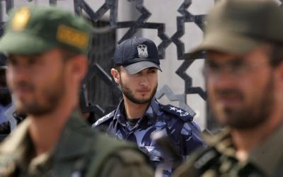 Un policier du Hamas à la frontière de Rafah (Crédit : Abed Rahim Khatib/Flash 90)