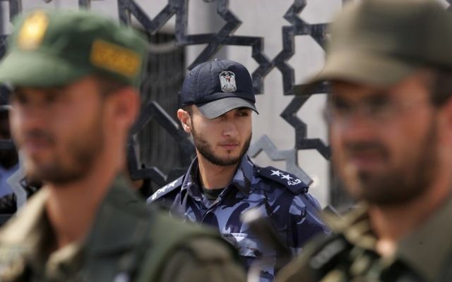 Un policier du Hamas à la frontière de Rafah (Crédit : Abed Rahim Khatib/Flash 90)