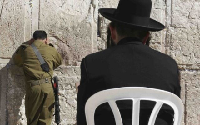 Un soldat de Tsahal et un Haredi au mur des Lamentations (Crédit : Nati Shohat/FLASH90)