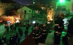 Les pompiers tentent d'atteindre des personnes coincées dans les décombres d'un bâtiment effondré à Akko à la suite d'une explosion de gaz (Crédit : Ichud Hatzalah/porte-parole)
