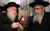Des Juifs ultra-orthodoxes examinent les lames utilisées pour abattre des poulets (Crédit : Nati Shohat/Flash90)