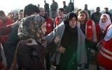 Des habitants de Homs évacués de la ville assiégée, le 9 février 2014, en Syrie. (Crédit : Sana/AFP)