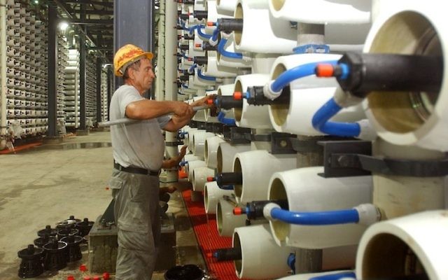 Vue d'ensemble de la principale usine israélienne de désalinisation à Ashdod (Crédit : Edi Israel /Flash90)