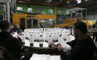 Des ouvriers palestiniens dans l'usine SodaStream, le 2 février 2014. L'usine a été relocalisée dans le Néguev à la suite de critiques de la communauté internationale. (Crédit: Nati Shohat/Flash90)