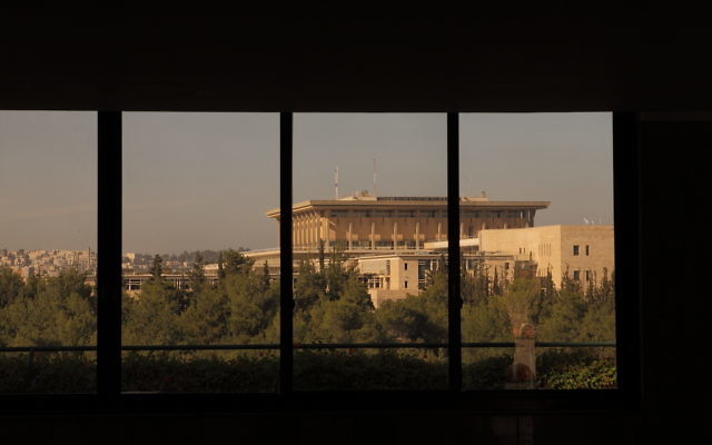 La Knesset vue des tours Wolfson (Crédit : CC BY zeevveez/Flickr)