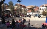L'équipe de tournage de l'adaptation d'"Une histoire d'amour et de ténèbres" dans une cour de la rue Agrippas à Jérusalem (Crédit : Jessica Steinberg/Times of Israel)