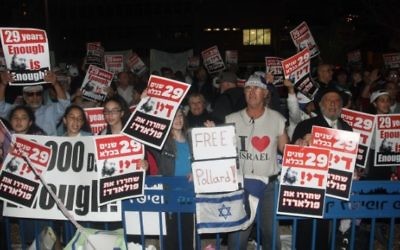 Des manifestants israéliens appellent à la libération de Jonathan Pollard lors d'un rassemblement devant l'ambassade américaine à Tel Aviv, le 23 février 2014 (Crédit : Roni Schutzer/Flash90)