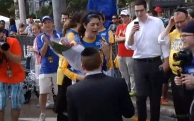 Avi Wolf demande Rachel Avisrur en mariage à la ligne d'arrivée du marathon de Miami (Capture d'écran : Miami Herald)
