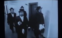 Photo d'illustration de rabbins sous couverture dans le film Snatch de Guy Ritchie (Capture d'écran : YouTube)