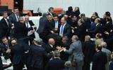 Le gouvernement turc a fait voter samedi par ses députés, entre deux coups de poings, la réforme judiciaire destinée à renforcer son emprise sur les magistrats, aussitôt dénoncée comme un nouveau moyen d'étouffer le scandale de corruption qui l'éclabousse (Crédit : AFP)