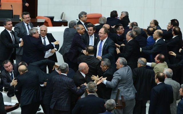 Le gouvernement turc a fait voter samedi par ses députés, entre deux coups de poings, la réforme judiciaire destinée à renforcer son emprise sur les magistrats, aussitôt dénoncée comme un nouveau moyen d'étouffer le scandale de corruption qui l'éclabousse (Crédit : AFP) Le gouvernement turc a fait voter samedi par ses députés, entre deux coups de poings, la réforme judiciaire destinée à renforcer son emprise sur les magistrats, aussitôt dénoncée comme un nouveau moyen d'étouffer le scandale de corruption qui l'éclabousse (Crédit : AFP)