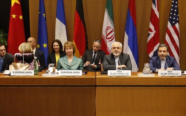 Catherine Ashton (au centre à gauche), chef de la diplomatie européenne, et le ministre iranien des Affaires étrangères, Mohammad Javad Zarif (au centre à droite), le premier jour de la reprise des négociations avec les P5+1 à Vienne, le  18 mars 2014. (Crédit : AFP/DIETER NAGL)