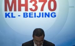 Le ministre malaisien de la Défense, Hishammuddin Hussein lors d'une conférence de presse sur le vol MH370 disparu de Malaysia Airlines, 13 mars 2014 (Crédit : Mohd Rasfan/AFP)