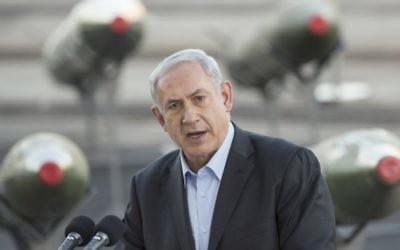 Le Premier ministre Benjamin Netanyahu s'exprime devant la presse dans le port d'Eilat, lundi 10 mars 2014, alors qu'Israël expose les roquettes M-302 déchargées du navire sous pavillon panaméen Klos C (Crédit : AFP/ Jack Guez)