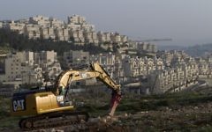 Un bulldozer sur un site de construction dans le quartier Har Homa de Jérusalem Est, le 19 mars 2014. Illustration. (Crédit : Ahmad Gharabli/AFP)