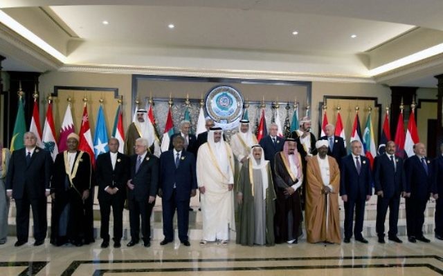 Les dirigeants arabes posent pour une photo de groupe avant le début du Sommet arabe, le 25 mars 2014 (Crédit : Yasser al-Zayyat/AFP) Les dirigeants arabes posent pour une photo de groupe avant le début du Sommet arabe, le 25 mars 2014 (Crédit : Yasser al-Zayyat/AFP)