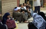 Les familles des condamnés à mort attendent devant le tribunal de Minya en Égypte, le 25 mars 2014 (Crédit : AFP Photo/STR)