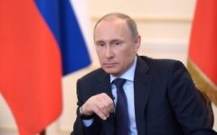 Le président russe Vladimir Poutine lors d'une conférence de presse dans sa résidence de Novo-Ogaryova près de Moscou, le 4 mars 2014 (Crédit : Alexey Nikolsky/AFP)